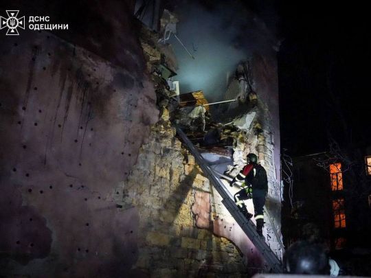 Горять будинки, триває розбір завалів, є загиблі та поранені: рф вдарила по українських містах (фото, відео)