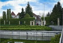 Занедбаний будинок Дмитра Табачника у Козині під Києвом готують до продажу: як він виглядає (фото, відео)