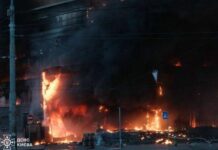 Одна з наймасованіших атак по Києву і області: ТРЦ згоріли вщент, будинки зруйновані, метро пошкоджене, кількість жертв постійно зростає (фото, відео)
