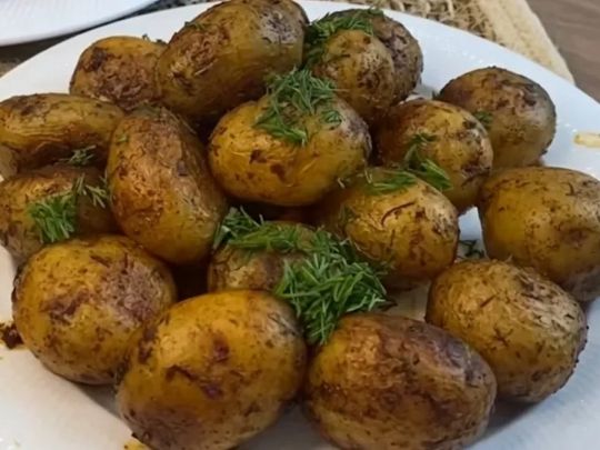 Помили, приправили й у духовку: картопля, від якої неможливо відірватися (відео)