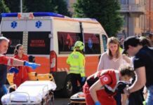 В итальянской Модене автомобиль протаранил пешеходов: восемь человек ранены