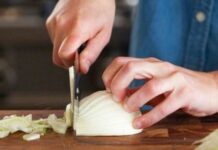 Нарізання цибулі без сліз: ці прості трюки на кухні змінять все